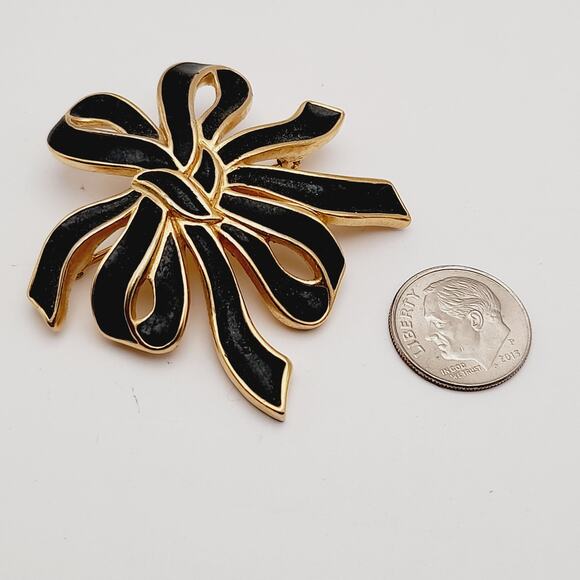 Vintage Trifari Black Enamel Ribbon Brooch; Gold Plated Designer Costume Jewelry - Picture 7 of 8